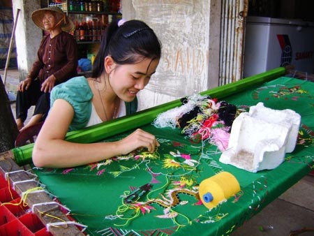 Traditional embroidery craft in Van Lam village, Ninh Binh province - ảnh 1